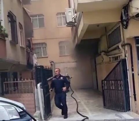 Bahçelievler’de iki bina arasında yanan baraka paniğe neden oldu