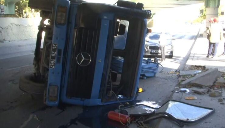 Bakırköy’de üst geçide çarpan vinç devrildi