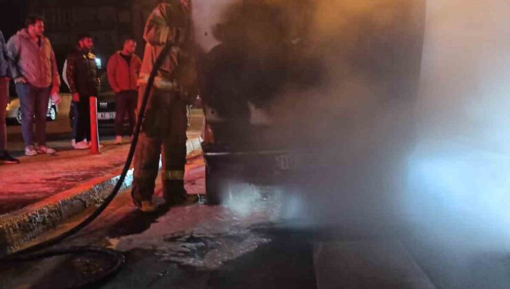 Balıkesir’de trafik ışıklarında bekleyen araç alev aldı
