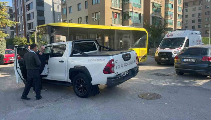 Belediye otobüsü kamyonetle çarpıştı : 1 yolcu yaralandı