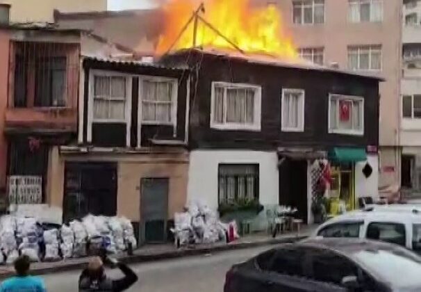 Beşiktaş’ta korkutan çatı yangını: O anlar kamerada