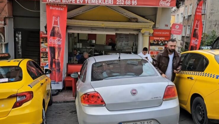 Beyoğlu’nda taksiye alınmayan alkollü şahıs, aracın tekerleklerini bıçakladı: O anlar kamerada