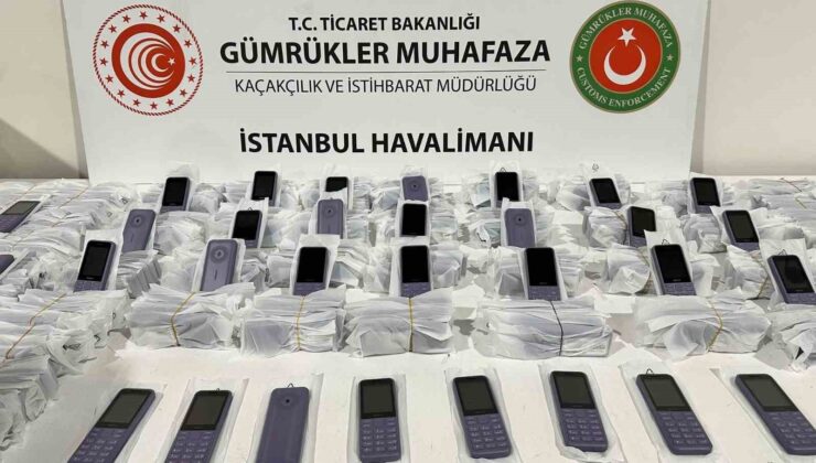 Cep telefonlarını ’kablo’ diye yurda sokarken yakalandılar