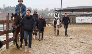 Çocuklar ata binmenin heyecanını yaşadı