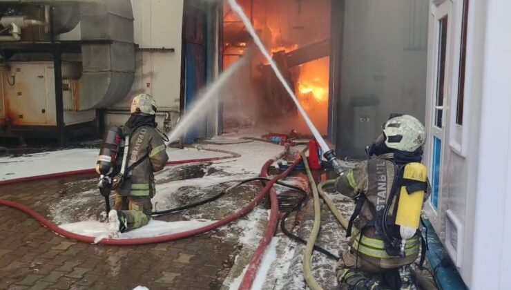 Esenyurt’ta sağlık malzemeleri üreten fabrikanın deposunda korkutan yangın