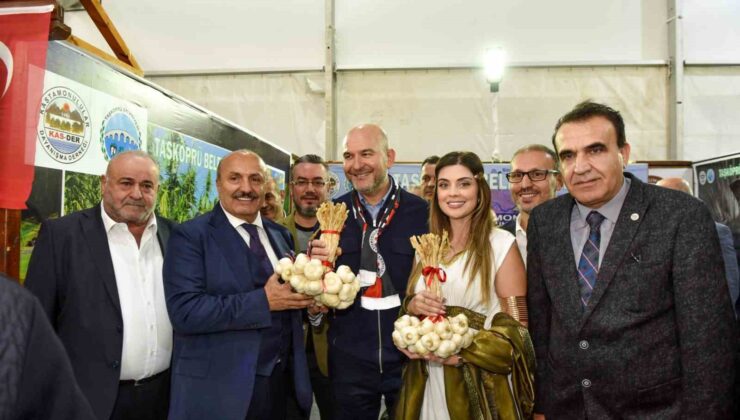 Eski Bakan Soylu, İstanbul’da vatandaşlara Taşköprü sarımsağı dağıttı