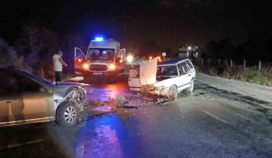 Gönen’de trafik kazası: Araçlar kafa kafaya çarpıştı, 2 yaralı