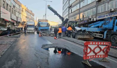 Güngören’de çöken yolda sıkışan kamyon kurtarıldı