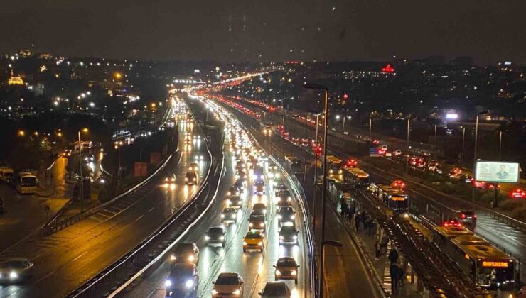 İstanbul’da yağışla birlikte trafik yoğunluğu yüzde 90’a yaklaştı