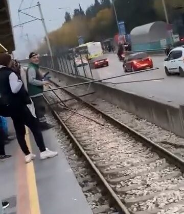 Kamyondan düşen demirler trafik ve metro seferlerini aksattı