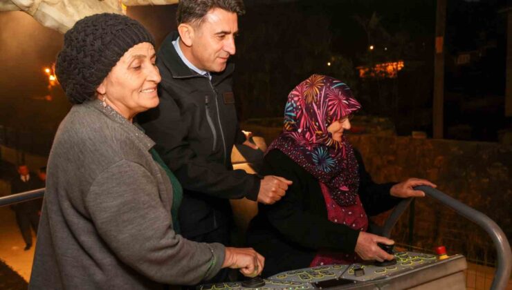 Kaptan koltuğundaki Narin ve Afiyet teyzeler köy yoluna ilk asfaltı döktü