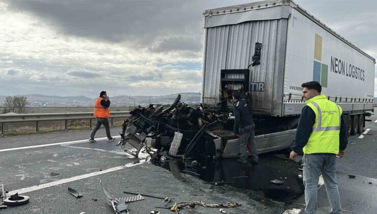 Kuzey Marmara Otoyolu’nda ilginç kaza: Park halindeki tıra çarpan tırın çekicisi yerinden koptu