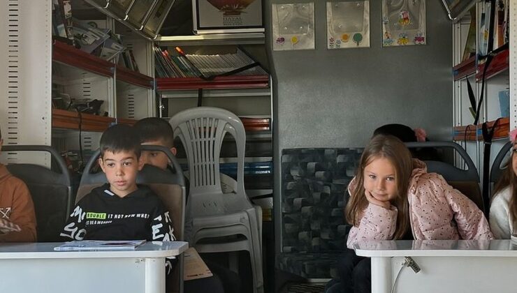 Minik öğrenciler ‘Gezici Kütüphane’ aracı ile tanıştı