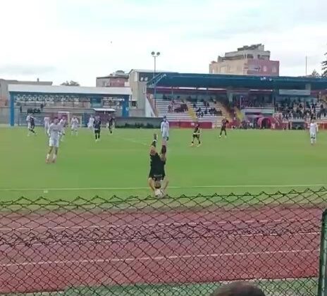 Parende atarak attığı tacı arkadaşı gole çevirdi