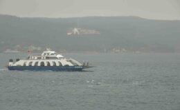 Saatteki hızı 75 kilometreyi bulan fırtına nedeniyle Bozcaada ve Gökçeada’ya feribot seferleri yapılamıyor