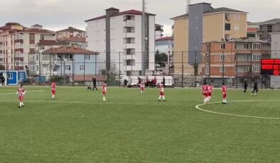 Sahanın sevimli ziyaretçisi futbolcuların antrenmanına ortak oldu