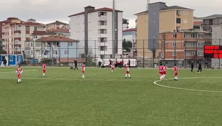 Sahanın sevimli ziyaretçisi futbolcuların antrenmanına ortak oldu