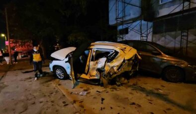 Sakarya’da ambulans ve üç aracın karıştığı zincirleme kaza kamerada: 1 ölü, 3 yaralı