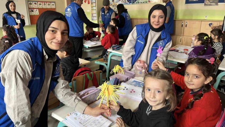 Sınavdan toplanan kalemleri süsleyerek, minik öğrencilere hediye ettiler