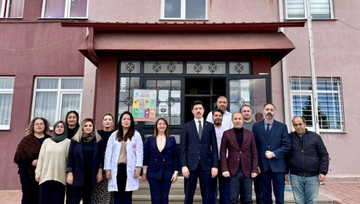 Sözlerini tutan öğrencilere kitap hediye edildi