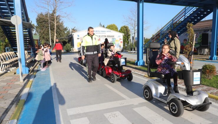 Sultangazili çocuklara uygulamalı deprem ve güvenli trafik eğitimi