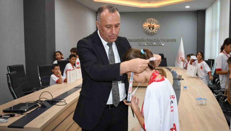 Taekwondo ve Yüzme Sporcuları, Balıkesir’de Ödüllendirildi