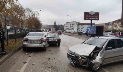 Zincirleme kazada 1’i bebek 3 kişi yaralandı