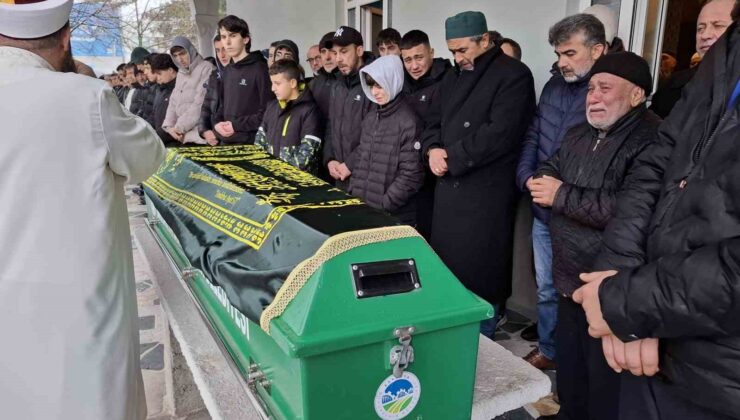 Antalya’da otomobilin çarptığı genç, memleketi Sakarya’da son yolculuğuna uğurlandı