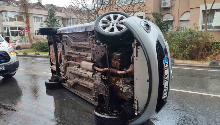 Bakırköy’de sürücüsünün kontrolünden çıkan araç yan yattı