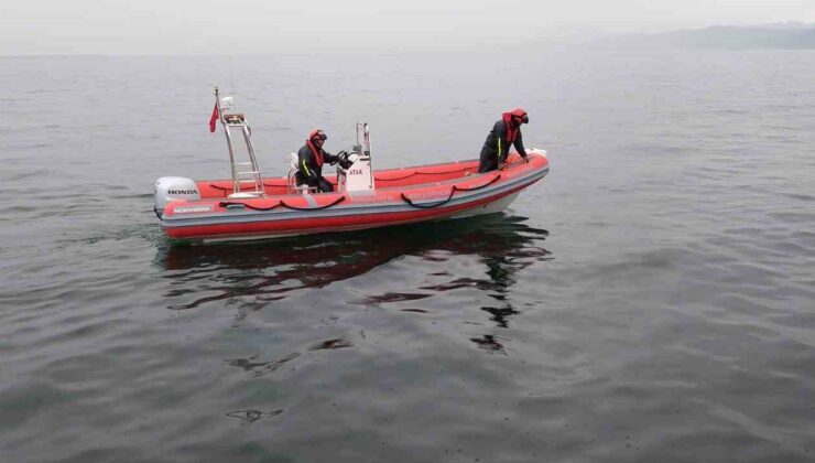 Balık tutarken denize düşen adamı dalgıçlar arıyor