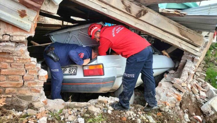 Balıkesir’de ağıla giren otomobilin sürücüsü hayatını kaybetti