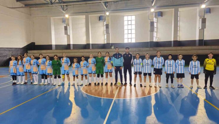 Bandırma’da Ortaokullar arası yıldız futsal heyecanı devam ediyor