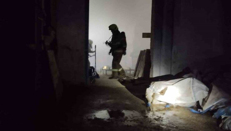 Bandırma’da palet imalathanesinde yangın çıktı