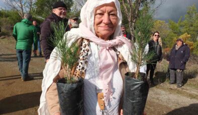 Burhaniye de 83’ lük Leyla nine ağaç dikti