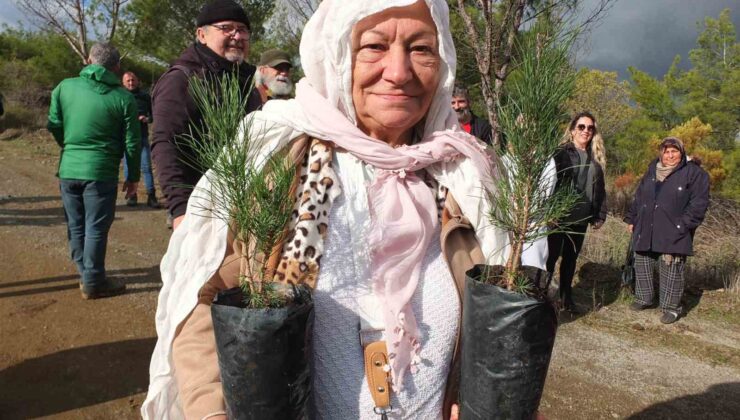 Burhaniye de 83’ lük Leyla nine ağaç dikti