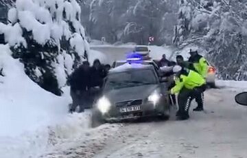 Bursa’da karlı yolda vatandaşlar mahsur kaldı