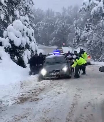 Bursa’da karlı yolda vatandaşlar mahsur kaldı