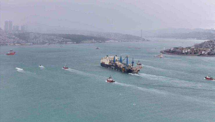 Derin denizlerde boru döşeme gemisi ‘Castorone’ İstanbul Boğazı’ndan geçti