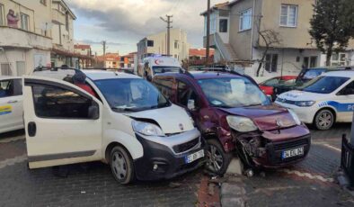 Edirne’de iki hafif ticari araç çarpıştı: Baba ve oğlu yaralandı