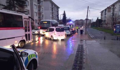 Edirne’de sabah saatlerinde etkili olan sağanak yağış beraberinde kazaları getirdi