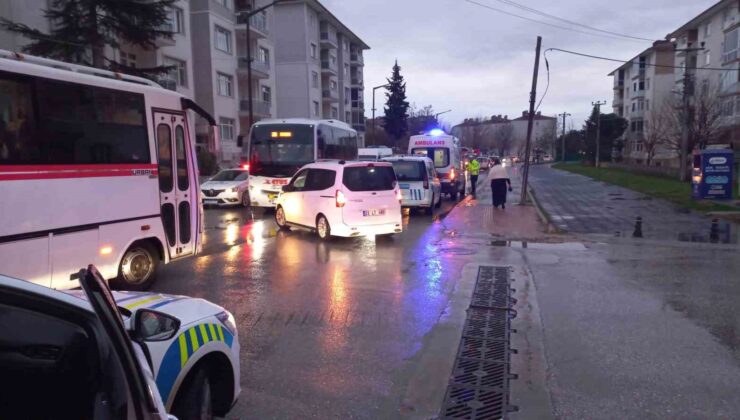 Edirne’de sabah saatlerinde etkili olan sağanak yağış beraberinde kazaları getirdi