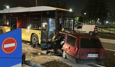 Eyüpsultan’da Tofaş otomobil İETT otobüsü ile kafa kafa çarpıştı: 2 ağır yaralı