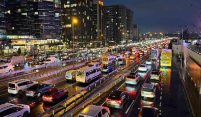 İstanbul’da mesainin son gününde trafik yüzde 90 oldu