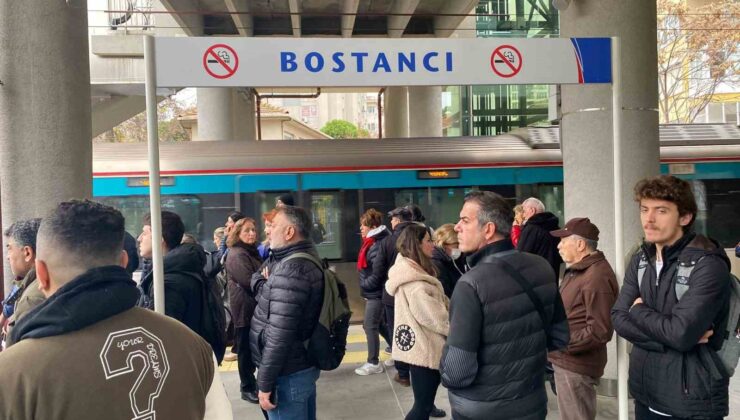 Marmaray’da bir kişi raylara atlayarak intihar etti