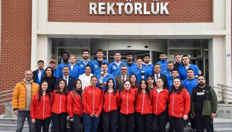 Rektör Kaplancıklı, futbol ve voleybol takımıyla ile bir araya geldi