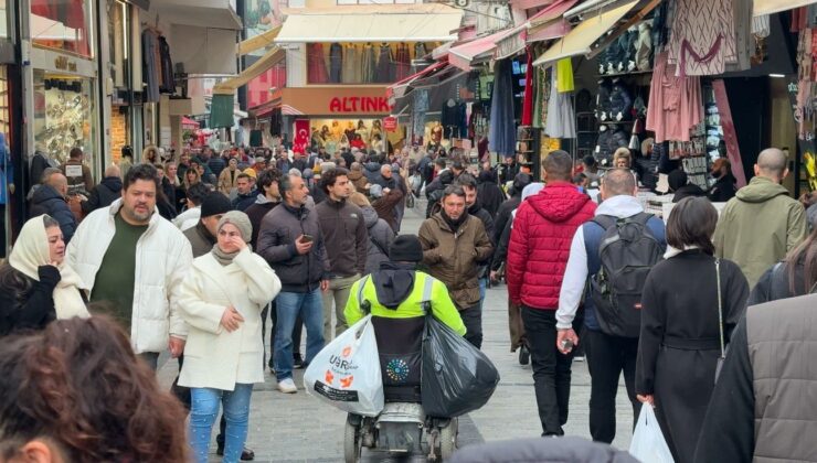 Sultanbeyli’de engelli seyyar satıcı emekli olma hayali ile yaşıyor