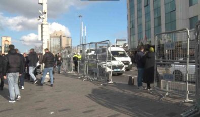 Taksim Meydanı demir bariyerlerle kapatıldı