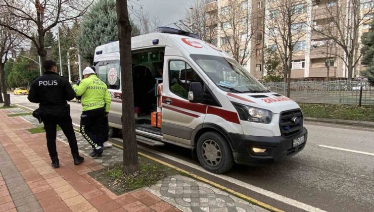 Trafik ışıklarında otomobil motosiklete çarptı: 2 yaralı