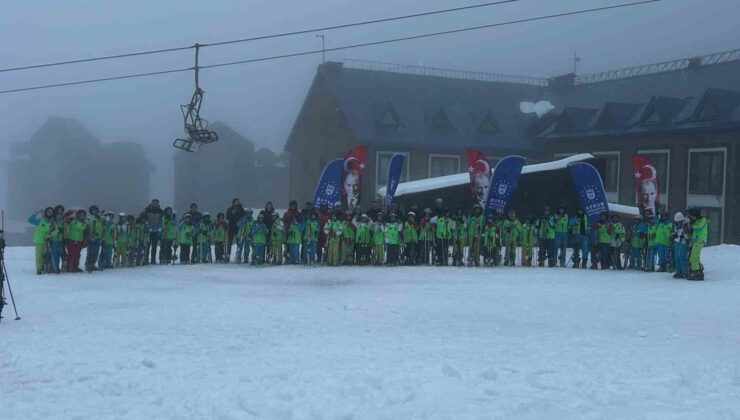 Uludağ’da öğrencilerin kayak heyecanı