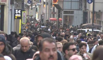 Yeni yıla saatler kala İstiklal Caddesi’nde insan seli